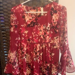 Beautiful flower top w sheer sleeve